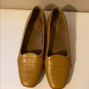 Vionic Orthaheel Crocodile Tan Shoe